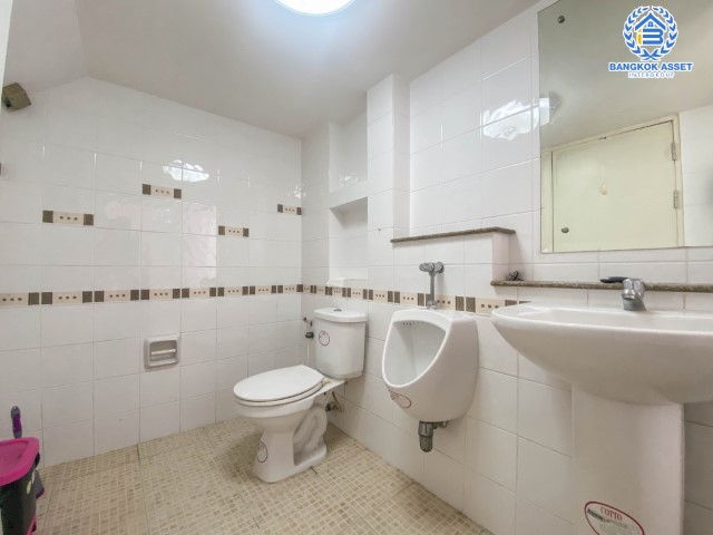 *****บ้านเดี่ยวมือสองย่านกรุงเทพฯ ม.ธนาสิริ รัตนาธิเบศร์ เนื้อที่กว้างขวางมากถึง 54.4 ตร.ว. ฟังก์ชัน 3 ห้องนอน 3 ห้องน้ำ ที่จอดรถ 2 คัน ภายในสภาพสวย พร้อมเข้าอยู่อาศัย บนทำเลเดินทางสะดวก ใกล้รถไฟฟ้าสายสีม่วง "สถานีบางรักใหญ่" และจุดขึ้น-ลงทางด่วน "กาญจณาภิเษก"